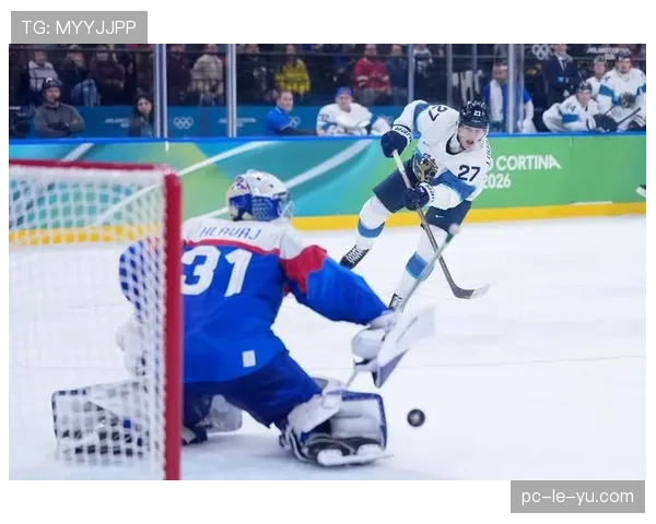 颁奖仪式上，芬兰队员相拥庆祝铜牌，老将米科·兰塔宁眼含热泪